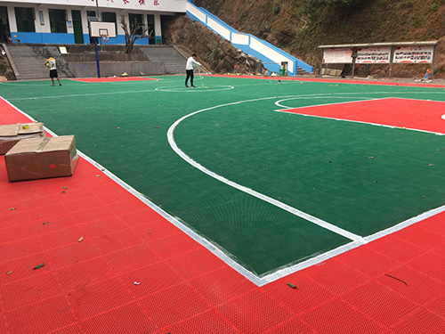 怀化市辰溪县乡镇中小学悬浮拼装篮球场 拼装球场 塑胶球场 球场施工
